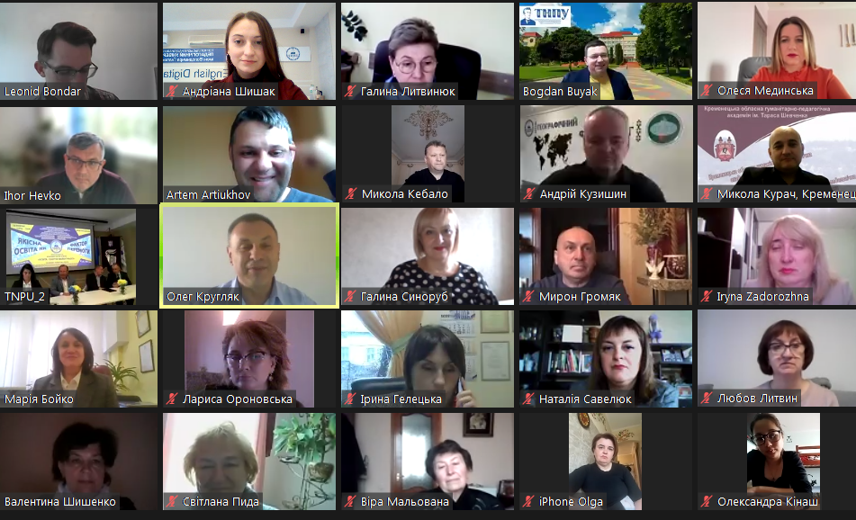 Учасники Крайового форуму освітян